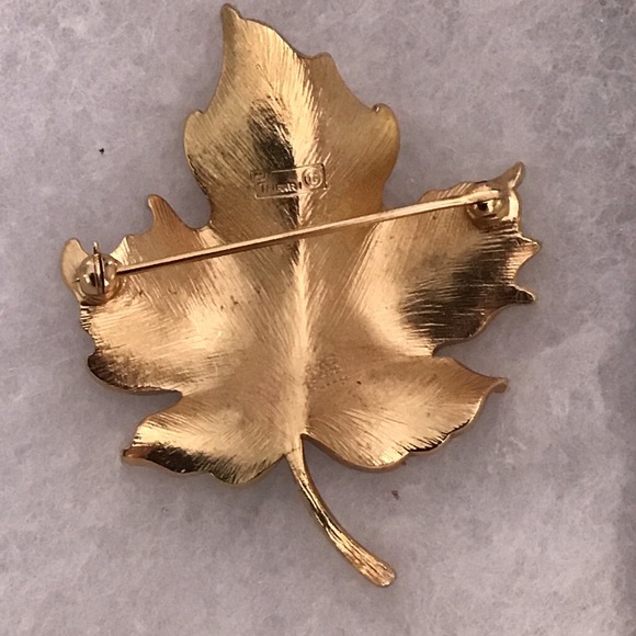 1955-69 Signed Crown TRIFARI Canadian Maple Leaf Pin-Rare! - Picture 3 of 8